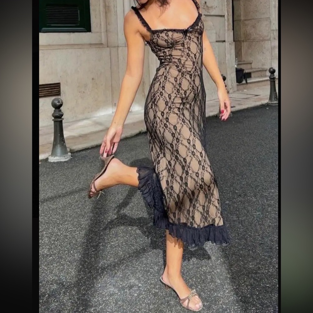 Elegant Black Lace Nightgown - Picture 2 of 8
